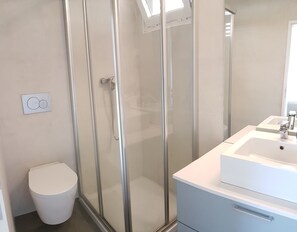 Kostenlose Toilettenartikel, Haartrockner, Handtücher