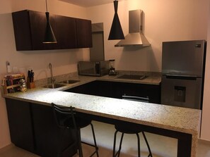 Kjøleskap, mikrobølgeovn, ovn og kaffetrakter/tekoker