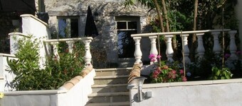 In der Nähe von Aubeterre, friedliches Ferienhaus mit schöner Aussicht und Pool in der Dordogne