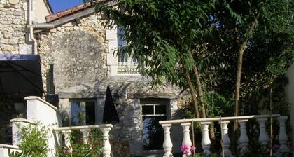 Near Aubeterre,Peaceful Cottage With Lovely Views and Pool in the Dordogne