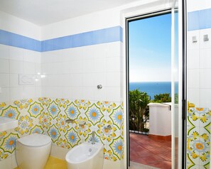 Combined shower/bathtub, hair dryer, bidet, towels