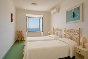 4 bedrooms, desk, iron/ironing board, travel cot - Villa Aglaia Moorish Luxury with Panoramic Sea Views (Casamicciola Terme)