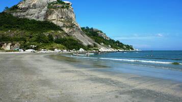 Plage à proximité, chaises longues, serviettes de plage