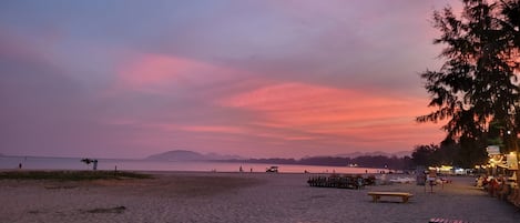 Playa en los alrededores, camastros y toallas de playa