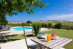 Una piscina al aire libre