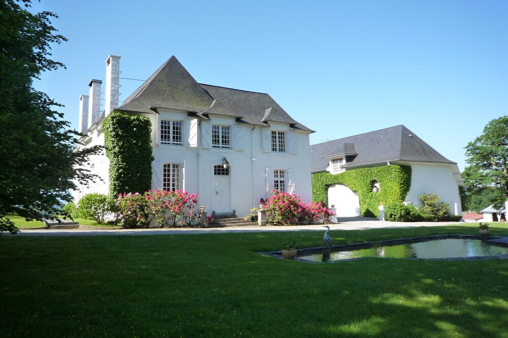 Manor House Apartment situated within 18th Century Manor House + Pool, PAU