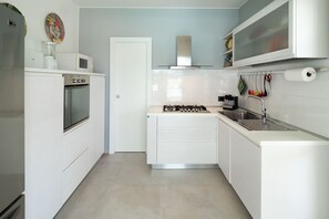 Kühlschrank, Mikrowelle, Ofen, Geschirrspüler