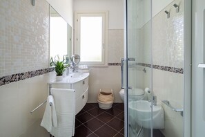 Dusche, Haartrockner, Handtücher