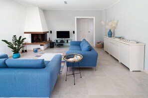 Fernseher, Kamin, DVD-Player