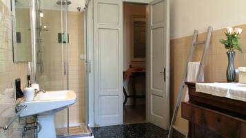 Doccia, asciugacapelli, bidet, asciugamani