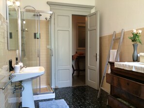 Douche, sèche-cheveux, bidet, serviettes fournies