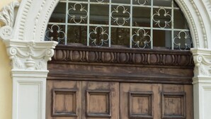 A large wooden door with a decorative arch above it. - Splendid historic liberty villa (Malcesine)