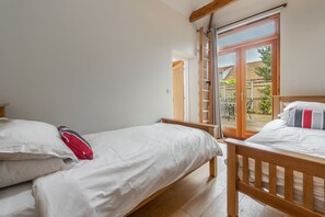 2 bedrooms, internet, bed sheets
