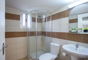 Suihku, hiustenkuivaaja, pyyhkeet