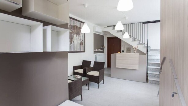 Un intérieur moderne comprenant un coin repas, un escalier et une cuisine.