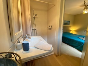 Shower, hair dryer, towels, soap - Apartment 2 P 15 minutes walk from the historic center (Aix-En-Provence)