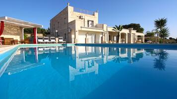 Een binnenzwembad en een verwarmd zwembad