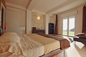 6 bedrooms, iron/ironing board, free WiFi, bed sheets
