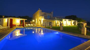 Een binnenzwembad en een verwarmd zwembad