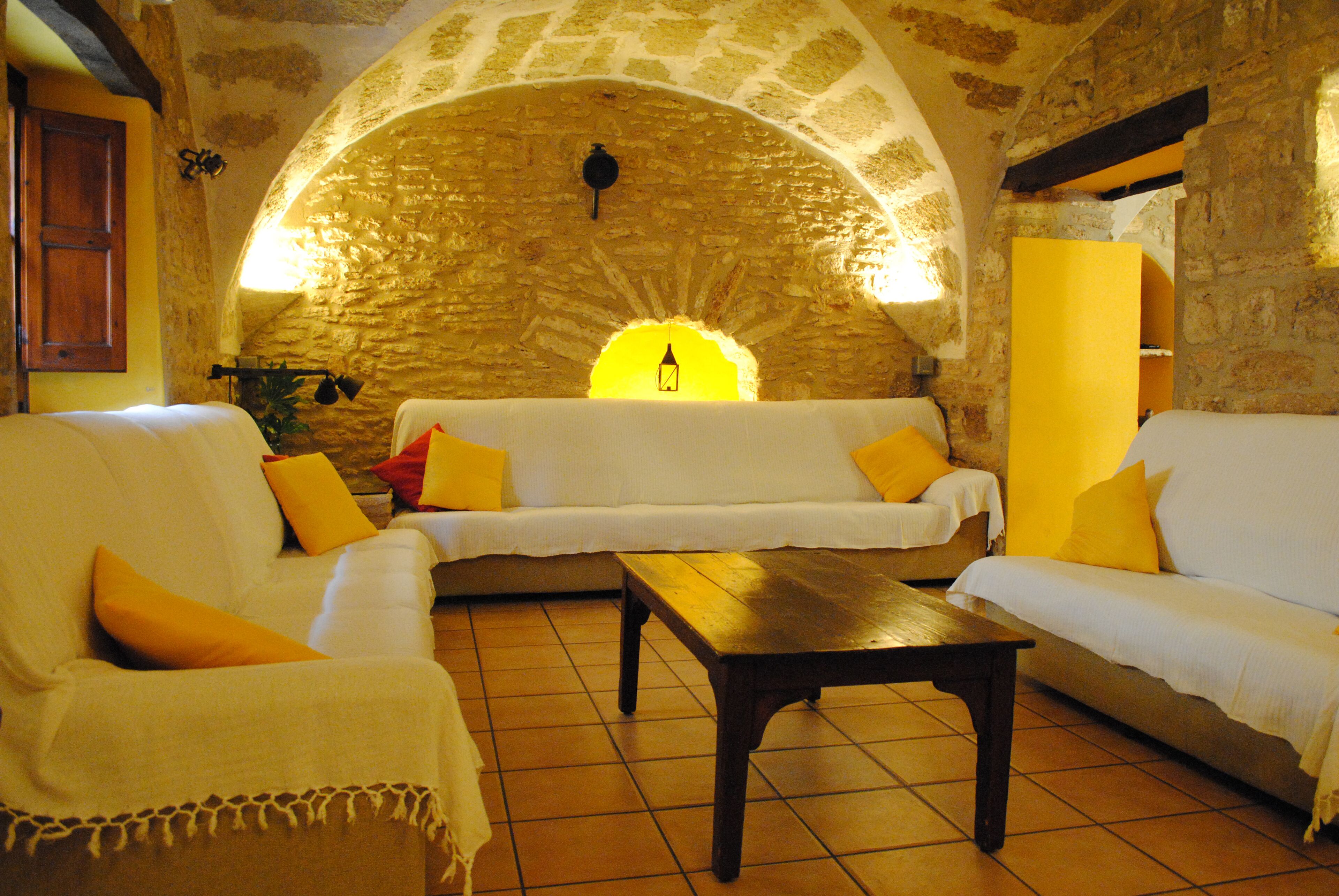 Spectacular traditional Catalan villa with heated private pool near beaches