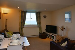 Smart-TV, DVD-spiller, bøker og stereoanlegg