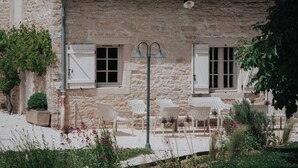 A stone building with a tiled roof, white shutters, and a two-story structure. - Charm Attitude building with swimming pool 5 * very close Beaune (Meursanges)