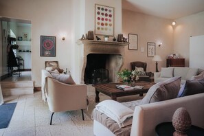 Fernseher, Kamin, Bücher, Stereoanlage