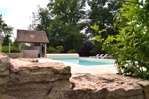 Bâtisse de charme, 5 chambres, avec piscine classée 5 * très proche Beaune