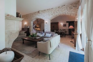 TV, fireplace, books, stereo