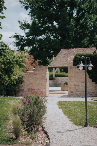 Charm Attitude building with swimming pool 5 * very close Beaune