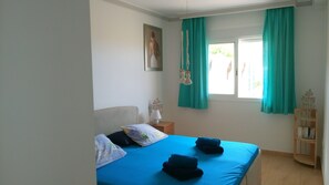 2 quartos, cofres nos quartos, ferros/tábuas de passar roupa