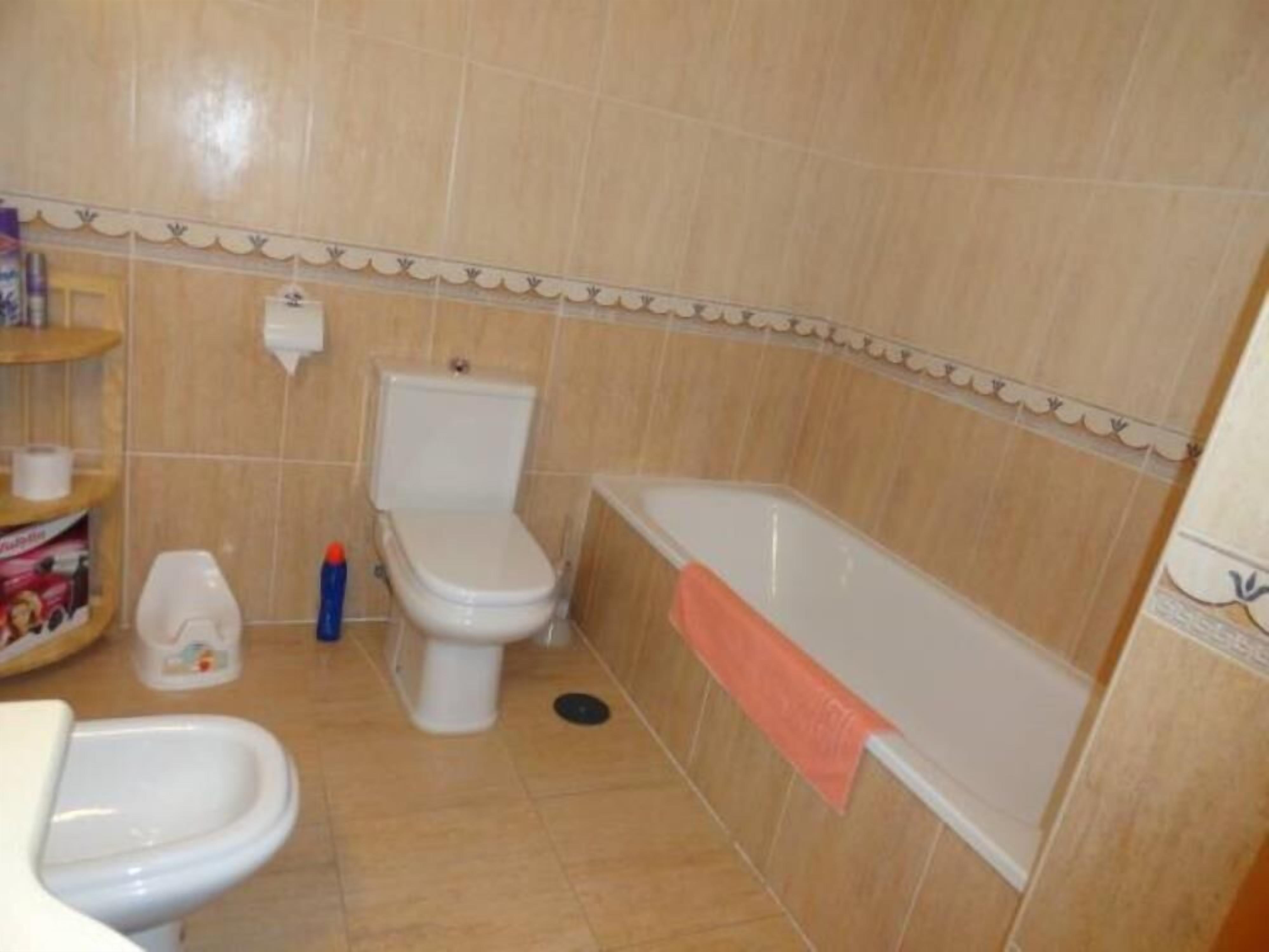 Une salle de bain comprenant des toilettes, un bidet et une baignoire.