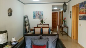 Een smart-tv, een dvd-speler en boeken