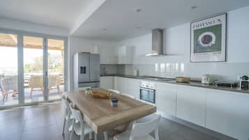Microwave, oven, dishwasher, coffee/tea maker