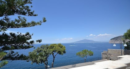 Villa Beniamina: Une magnifique villa historique du XIXe siÚcle sur deux étages construit avec vue sur la mer.