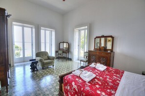 4 Schlafzimmer, Schreibtisch, Bügeleisen/Bügelbrett, kostenloses WLAN