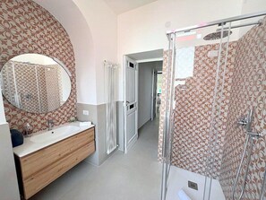 Shower, hair dryer, towels - Villa Beniamina: A splendid nineteenth-century two-story historical villa built sheer above the sea, with Free WI-FI. (Sant'Agnello)
