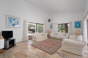 TV, peis og stereoanlegg