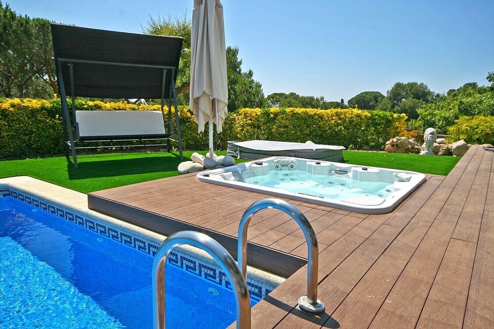 Vila Boutique, in front of the sea with climatized jacuzzi and covered pool