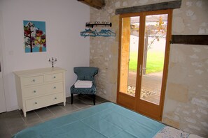 2 bedrooms, iron/ironing board, free WiFi, bed sheets - Workshop Conversion - within a vineyard, views, pool, wifi, bikes & games-room (Saussignac)