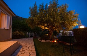 Terrace/patio - “Kroussos Cottage” is located in the quiet village of Faraklata in Kefalonia. (Argostoli)