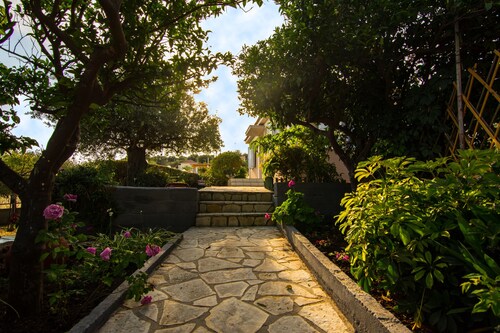 "Kroussos Cottage" sijaitsee rauhallisella Faraklatan kylällä Kefaloniassa.