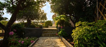 “Kroussos Cottage” is located in the quiet village of Faraklata in Kefalonia.