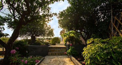 "Kroussos Cottage" sijaitsee rauhallisella Faraklatan kylällä Kefaloniassa.