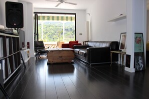 Fernseher, DVD-Player, BĂŒcher, Stereoanlage