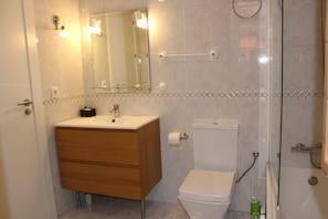 Combined shower/tub, hair dryer, bidet, towels - Apartment with caracter (Pinos Genil)