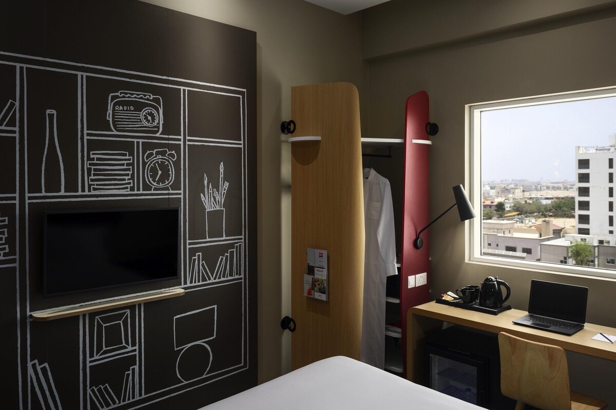Standaard tweepersoonskamer, 1 tweepersoonsbed | 1 slaapkamer, een minibar, een kluis op de kamer, een bureau