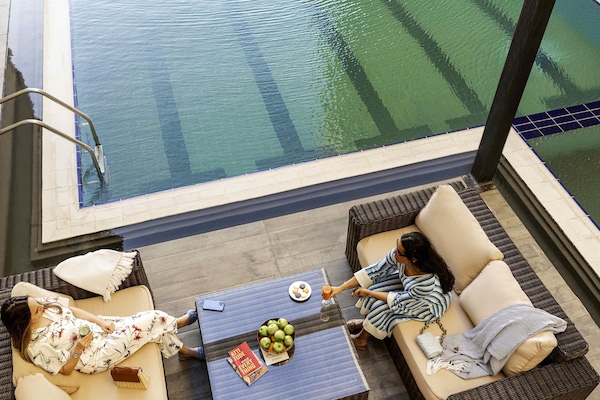 Una piscina al aire libre, sombrillas