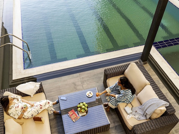 Alberca al aire libre y sombrillas en la alberca