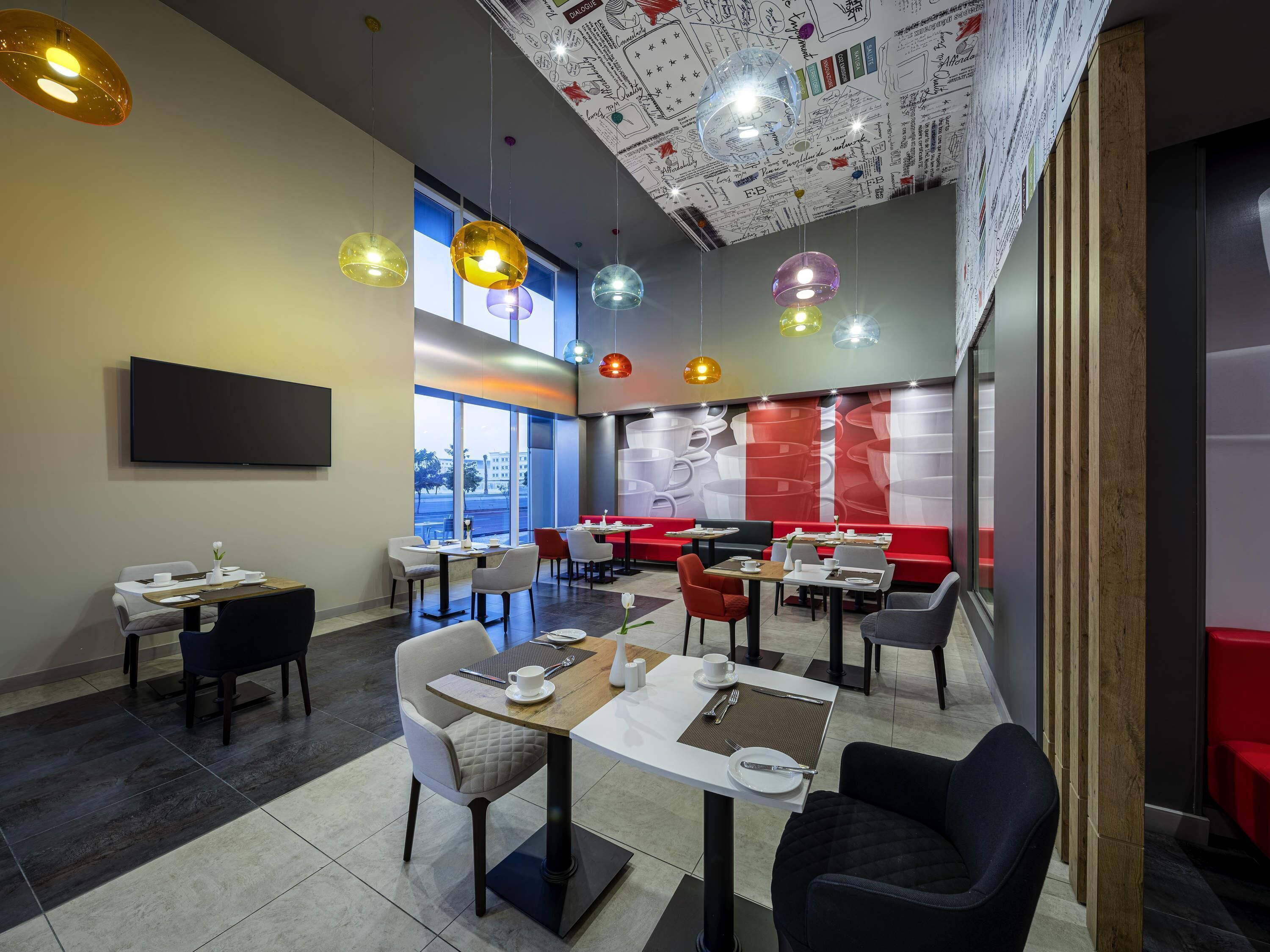 breakfast, lunch, dinner served; international cuisine